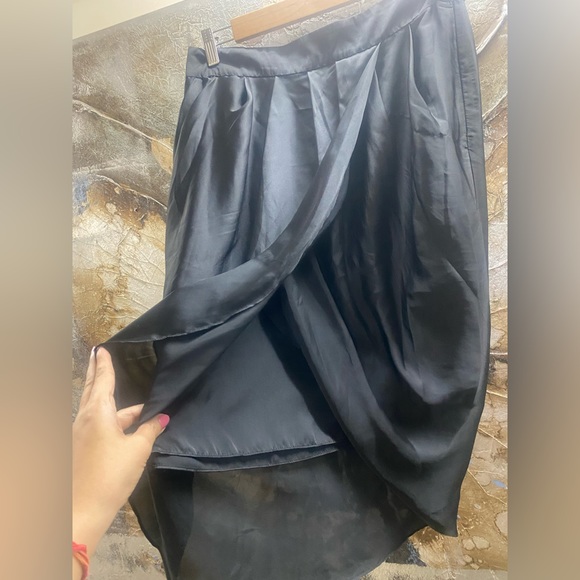 Black Tulip Drape skirt. Forever new. Never used. - Picture 3 of 8